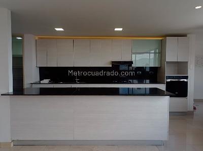 Apartamento de 3 alcobas en venta en El Poblado, Medellín, 219 m² · foto 8 de 19