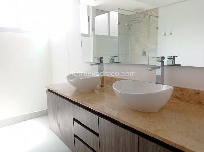 Apartamento de 3 alcobas en venta en El Poblado, Medellín, 219 m² · foto 18 de 19