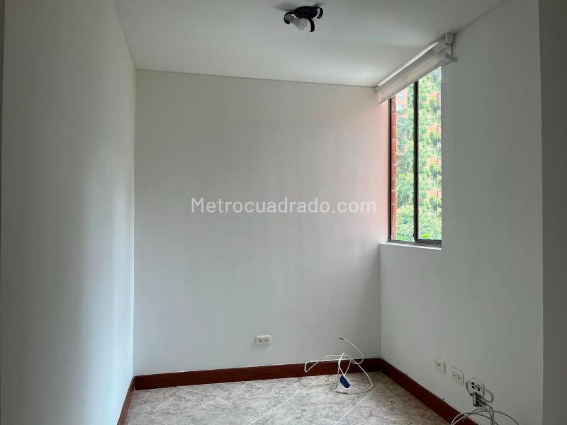 3BR Apartment with Balcony in El Poblado - 7