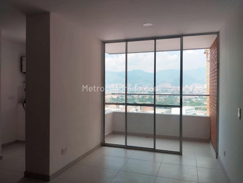 Apartamento de 3 Alcobas con Balcón y Piscina en El Poblado - 2