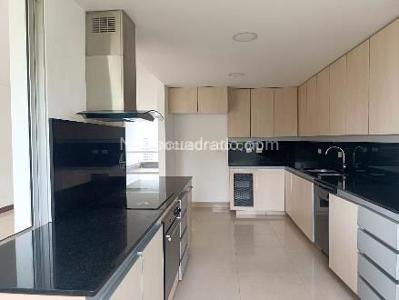 Apartamento de 4 alcobas en venta en El Poblado, Medellín, 220 m² · foto 6 de 19