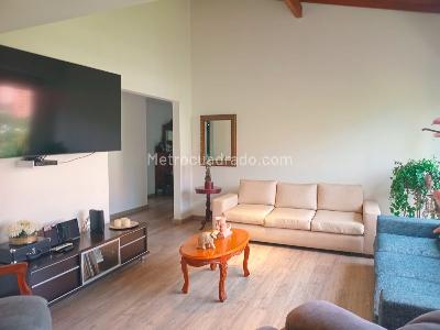 Apartamento de 3 alcobas en arriendo en Los Balsos, Medellín, 216 m² · foto 3 de 19