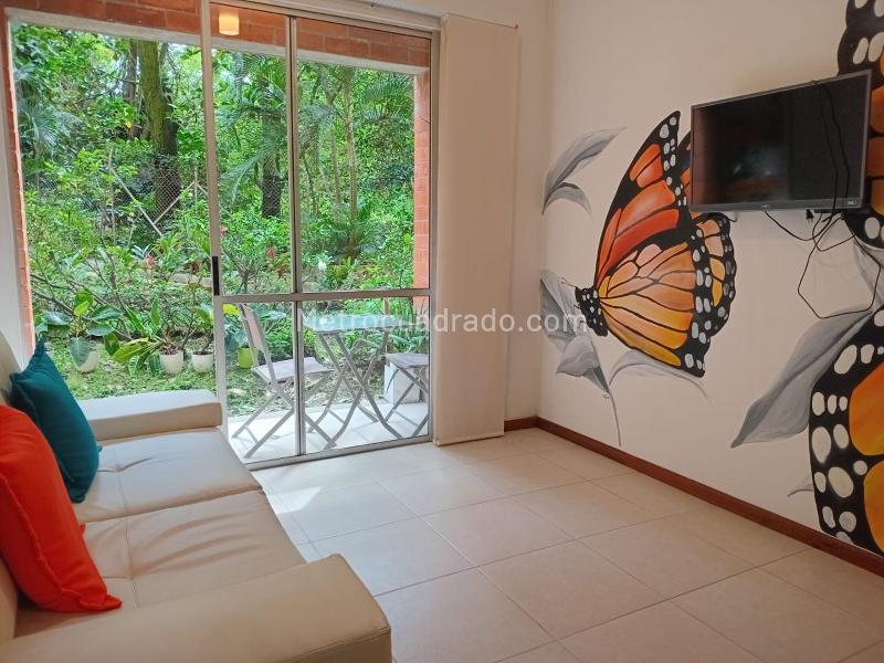 Apartamento Amoblado de 2 Alcobas con Balcón y Parqueadero Cubierto en El Poblado