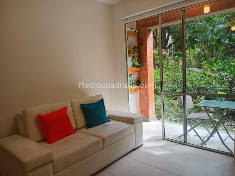 Apartamento Amoblado de 2 Alcobas con Balcón y Parqueadero Cubierto en El Poblado - 2