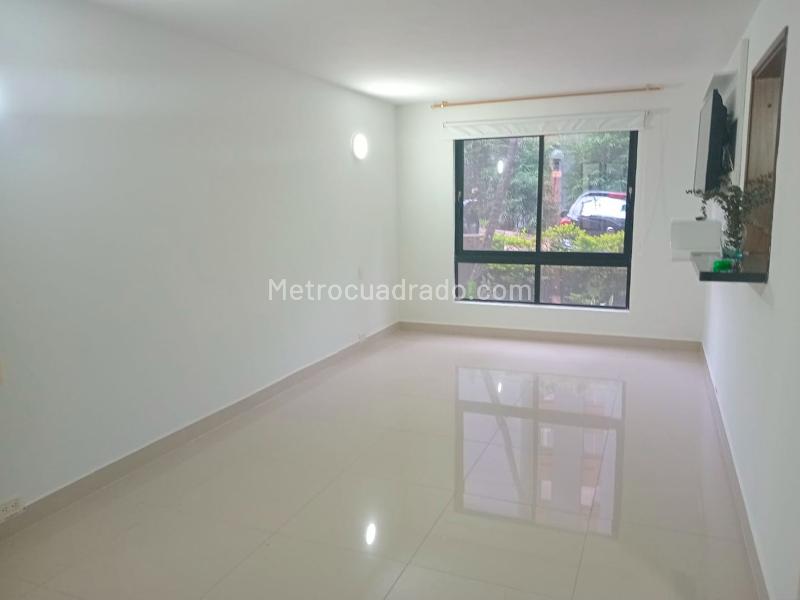 3BR Apartment in Gated Unit Near Shops in El Poblado