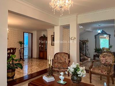 Casa de 3 alcobas en arriendo en El Poblado, Medellín, 256 m² · foto 2 de 20