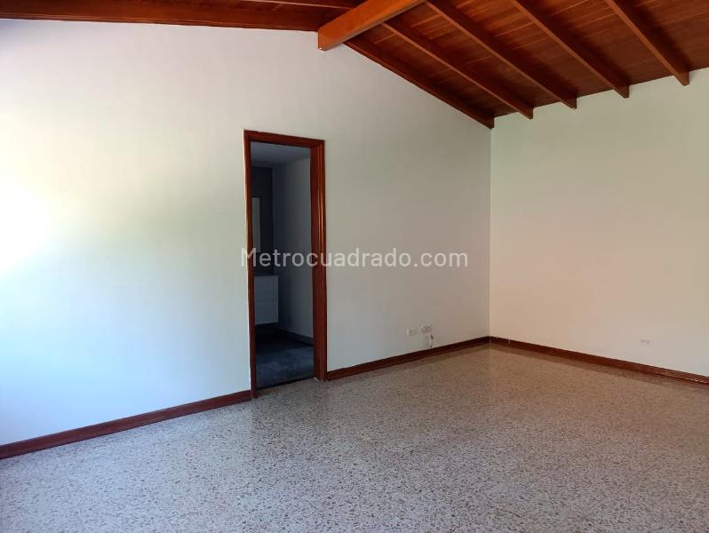 Casa Amplia de 4 Alcobas en Zona Tranquila de El Poblado - 8