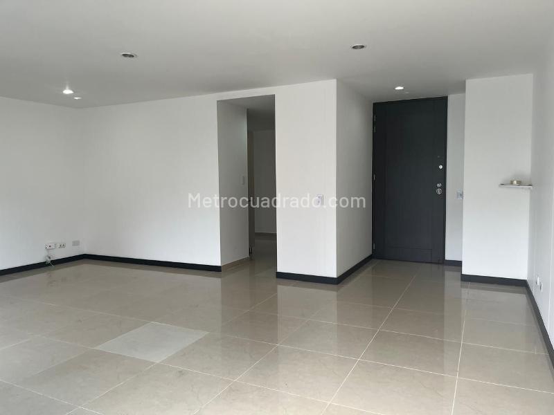 Spacious 3BR Apartment in El Poblado with Balcony - 4