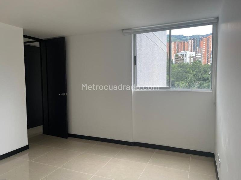 Spacious 3BR Apartment in El Poblado with Balcony - 9
