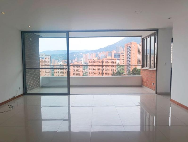 2BR Apartment with Balcony in El Poblado