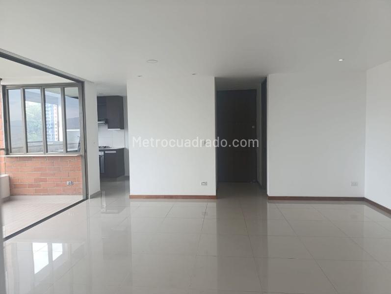 2BR Apartment with Balcony in El Poblado - 3