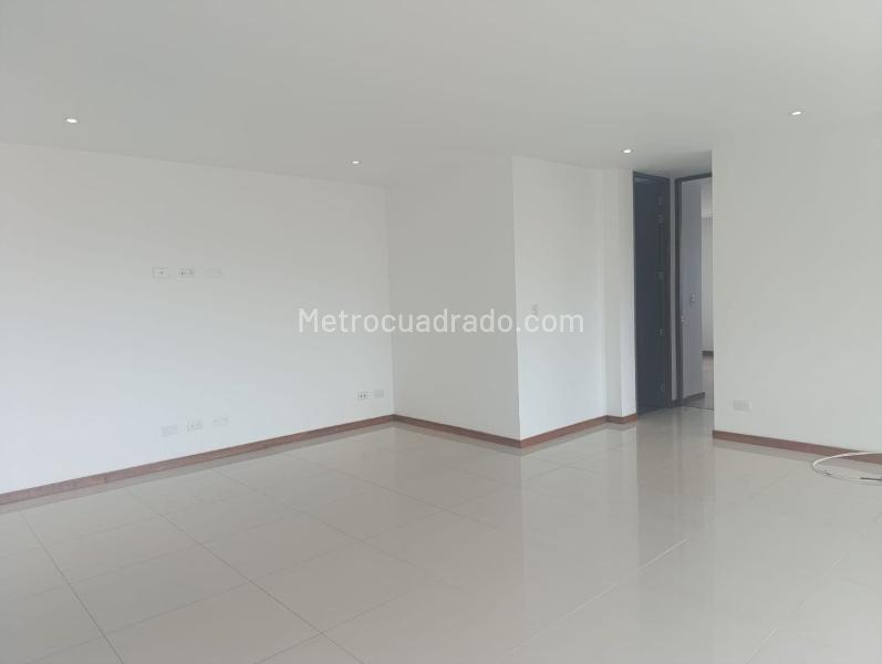 2BR Apartment with Balcony in El Poblado - 4
