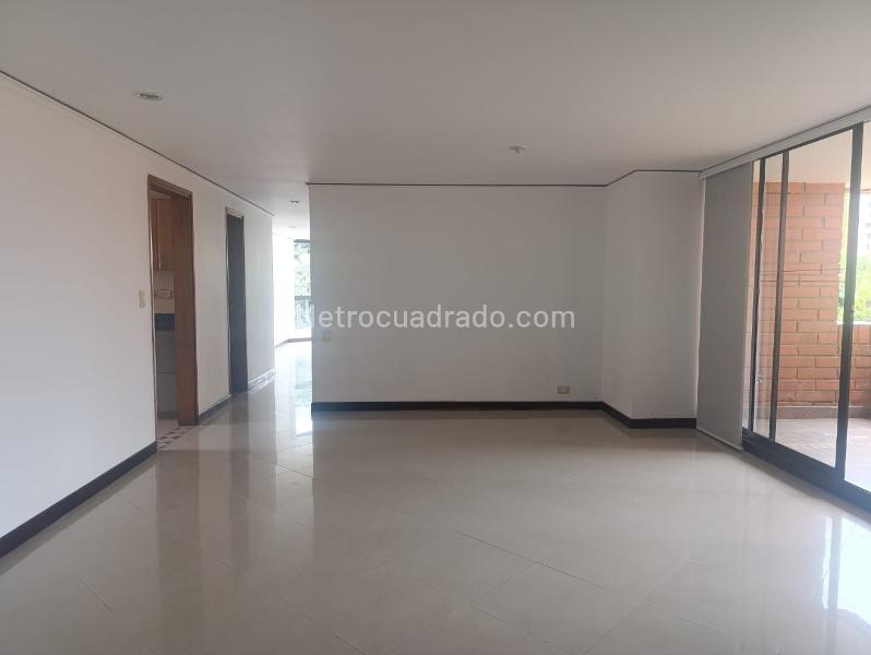 Apartamento de 3 Alcobas con Balcón en Unidad Cerrada El Poblado