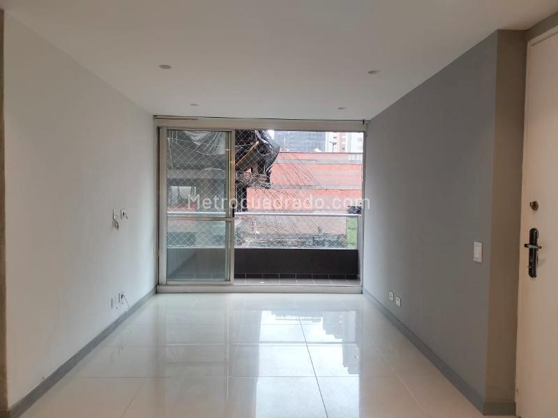 Apartamento Amplio de 3 Alcobas con Balcón en El Poblado - 2