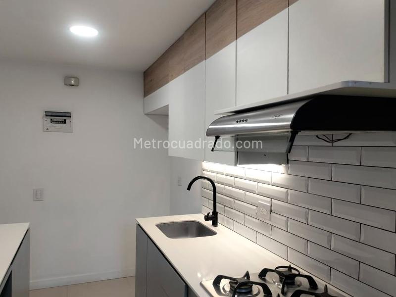 Apartamento Amplio de 3 Alcobas con Balcón en El Poblado - 9