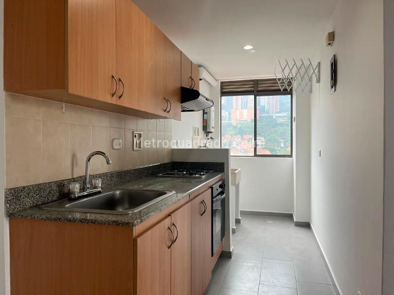 Apartamento de 2 alcobas en El Poblado (Los Parra) con balcón y parqueadero cubierto - 3