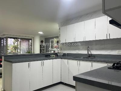 Apartamento de 3 alcobas en venta en El Poblado, Medellín, 144 m² · foto 8 de 19