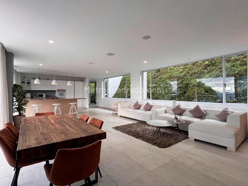 Casa Amoblada de 4 Alcobas en Altos del Poblado - 2