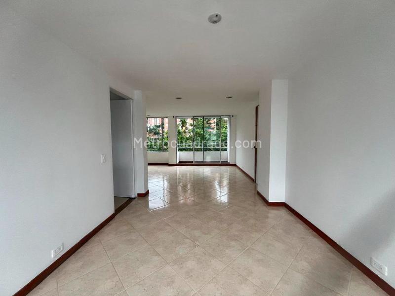 Apartamento de 3 Alcobas con Balcón en El Poblado - 2