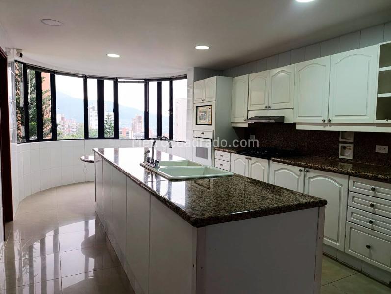 Spacious 4BR Apartment with Pool in El Poblado - 3
