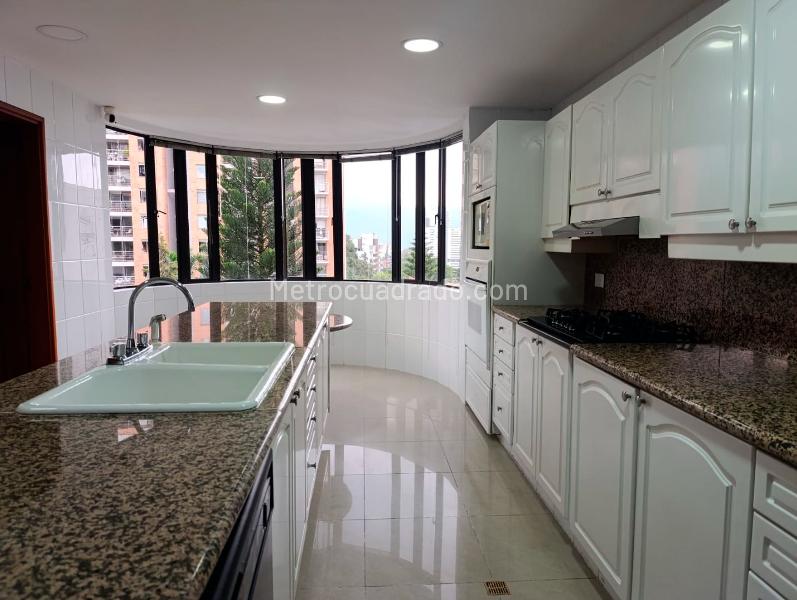 Spacious 4BR Apartment with Pool in El Poblado - 4