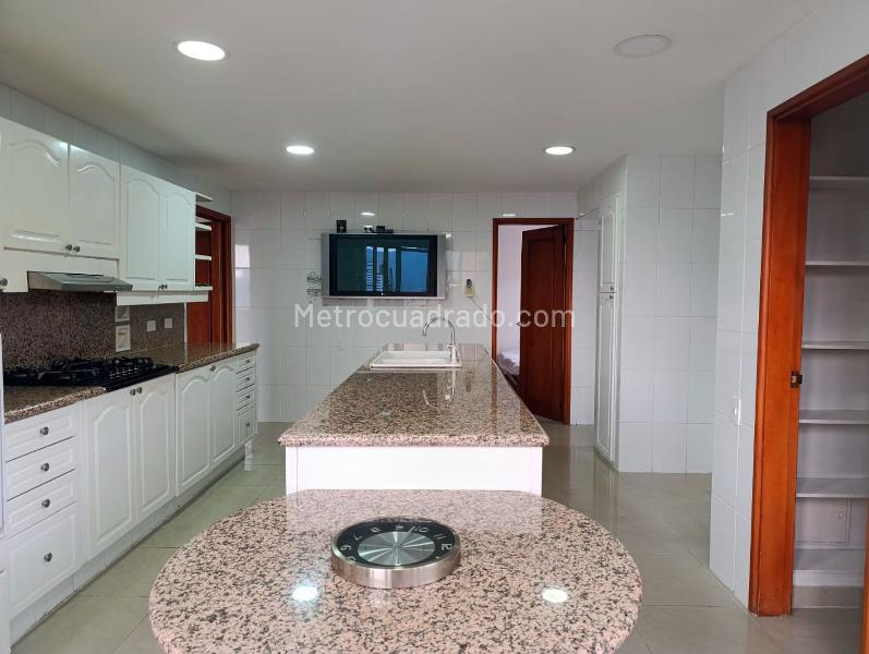 Spacious 4BR Apartment with Pool in El Poblado - 5