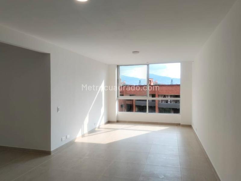 Apartamento de 2 Alcobas con Estudio y Parqueadero Cubierto en El Poblado