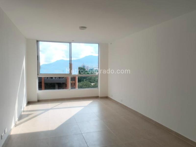 Apartamento de 2 Alcobas con Estudio y Parqueadero Cubierto en El Poblado - 2