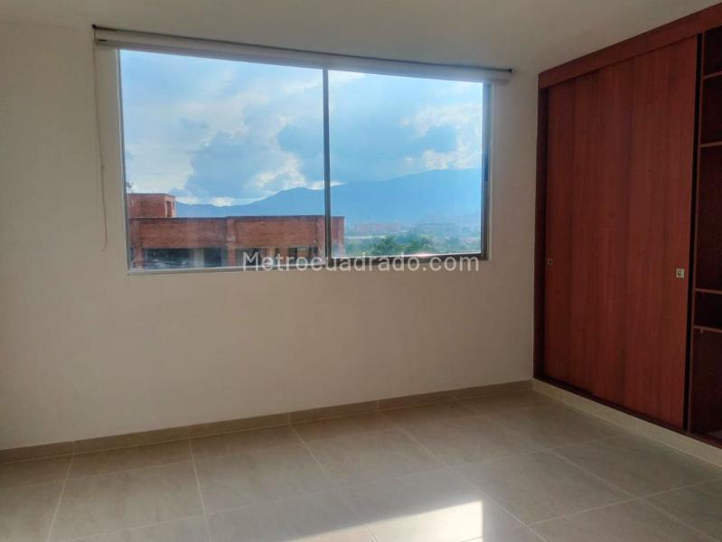 Apartamento de 2 Alcobas con Estudio y Parqueadero Cubierto en El Poblado - 9