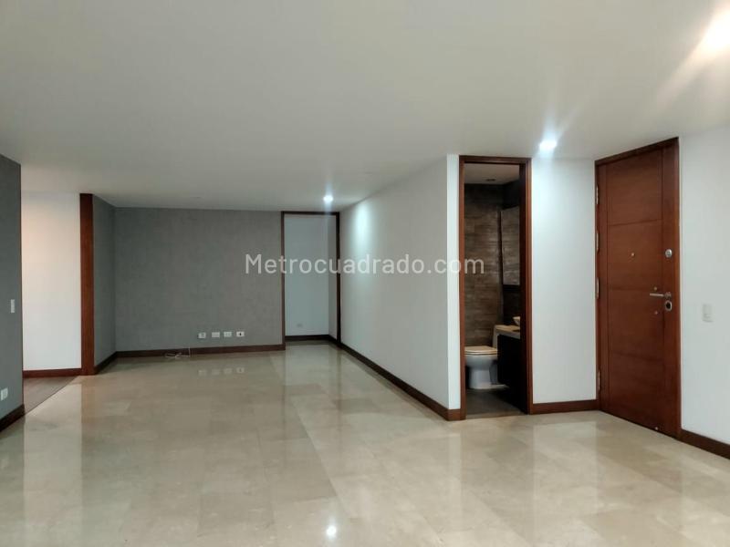 Apartamento de 2 Alcobas en El Poblado con 2 Parqueaderos Cubiertos - 3