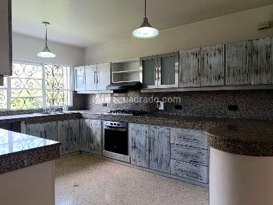 Casa en arriendo en El Poblado, Medellín · foto 8 de 20