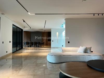 Casa de 4 alcobas en venta en El Poblado, Medellín, 1085 m² · foto 2 de 20