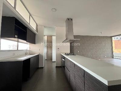 Apartamento de 2 alcobas en venta en El Poblado, Medellín, 147 m² · foto 5 de 15