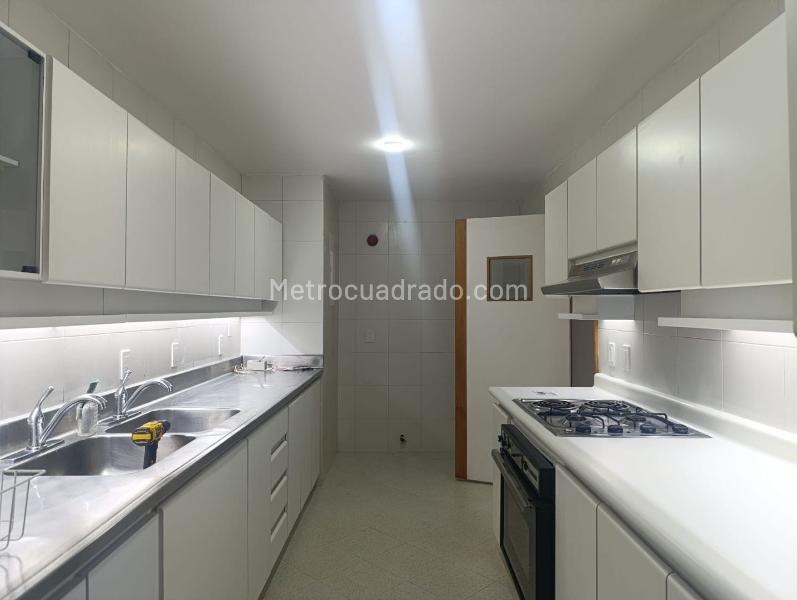 Apartamento Amoblado de 3 Alcobas con Terraza en El Poblado - 7