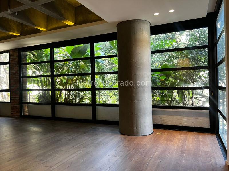 2BR Apartment with Balcony in Quiet El Poblado