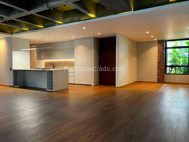 2BR Apartment with Balcony in Quiet El Poblado - 4