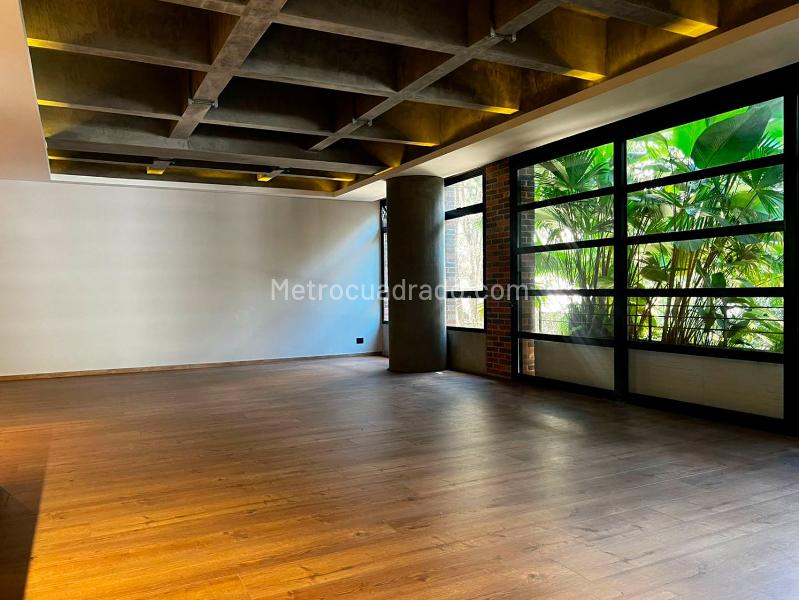 2BR Apartment with Balcony in Quiet El Poblado - 5