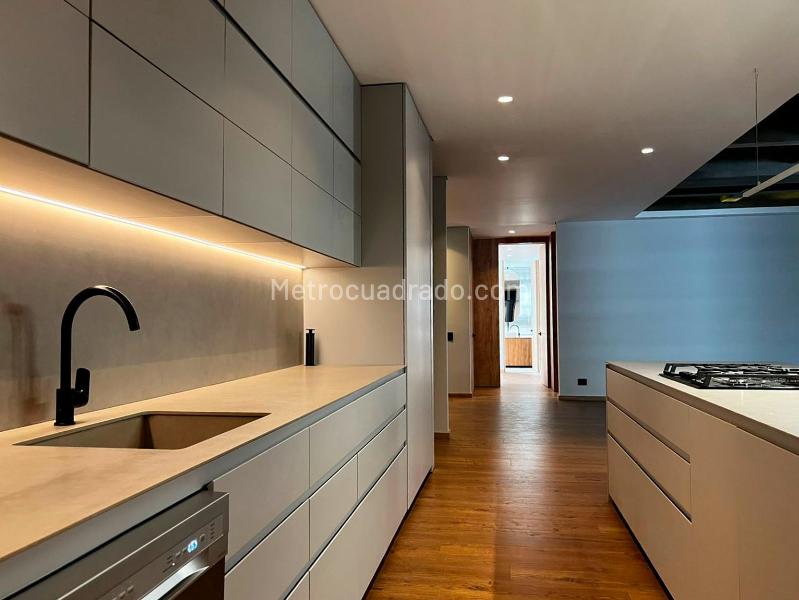 2BR Apartment with Balcony in Quiet El Poblado - 8