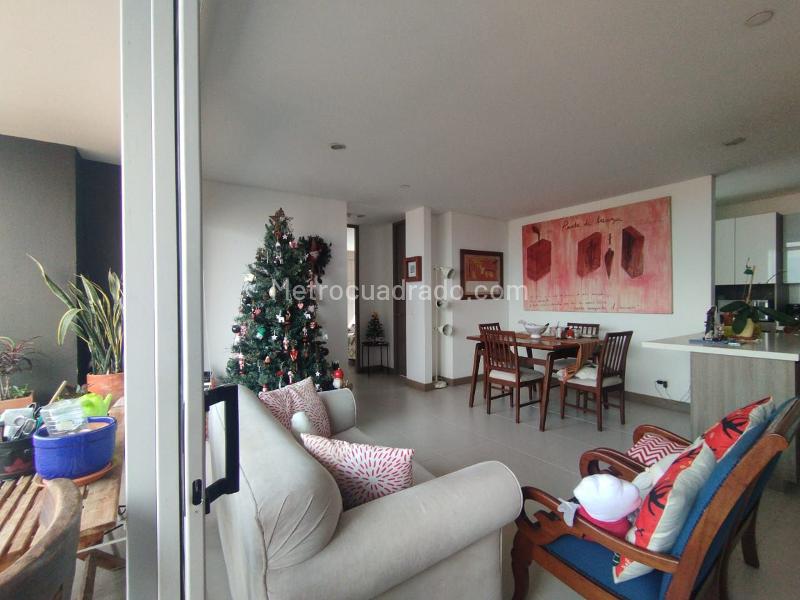 2BR Apartment with Balcony in El Poblado - 2