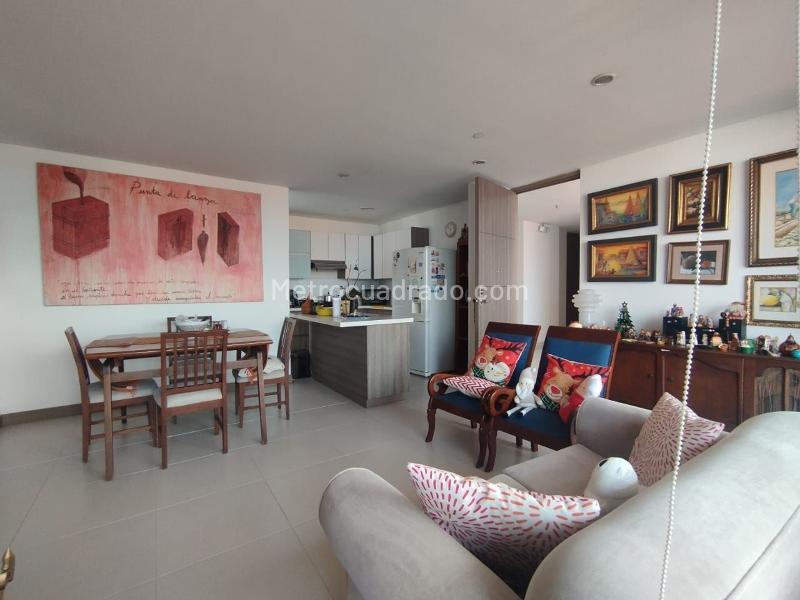 2BR Apartment with Balcony in El Poblado - 3