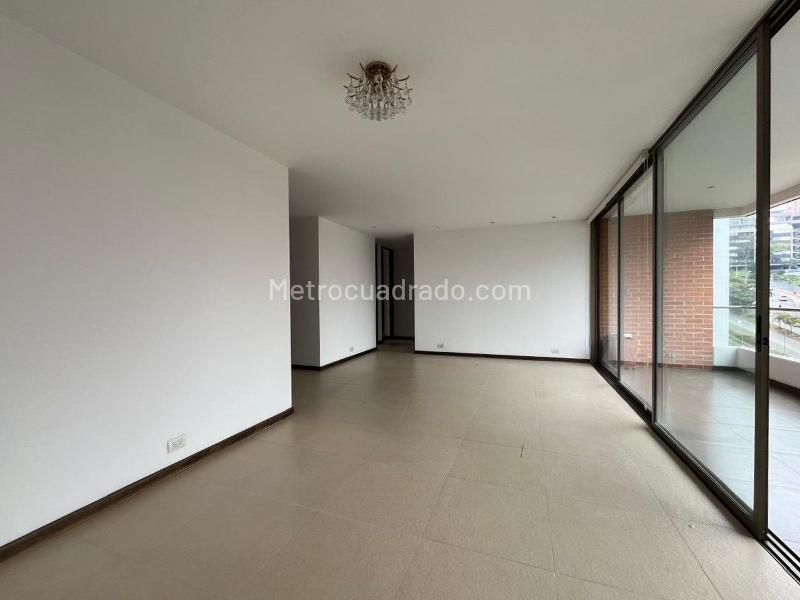 Apartamento Moderno de 3 Alcobas con 4 Baños en El Poblado - 2