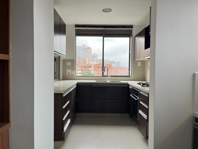 Apartamento Moderno de 3 Alcobas con 4 Baños en El Poblado - 3