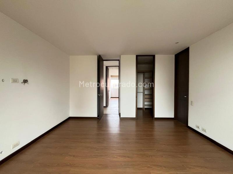 Apartamento Moderno de 3 Alcobas con 4 Baños en El Poblado - 8