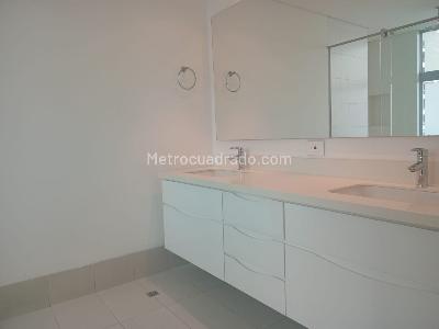 Apartamento de 3 alcobas en arriendo en El Tesoro, Medellín, 278 m² · foto 17 de 19