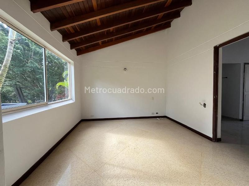 Spacious 4BR House Near Amenities in El Poblado - 8