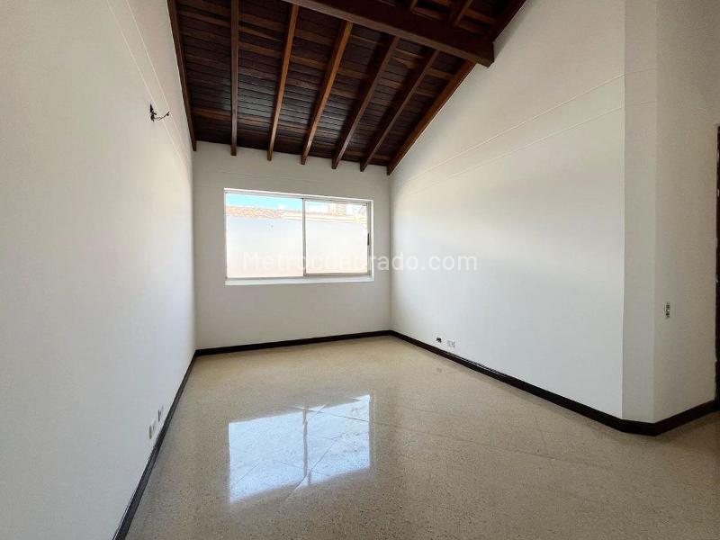 Spacious 4BR House Near Amenities in El Poblado - 9