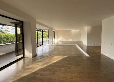 Apartamento de 3 alcobas en arriendo en El Poblado, Medellín, 218 m² · foto 2 de 18