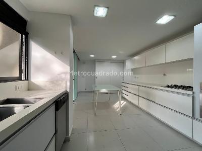Apartamento de 3 alcobas en venta en El Poblado, Medellín, 218 m² · foto 6 de 18