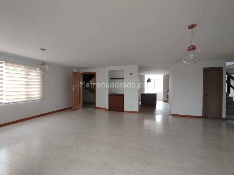 Apartamento de 4 Alcobas en Unidad Cerrada con Balcón en El Poblado - 2