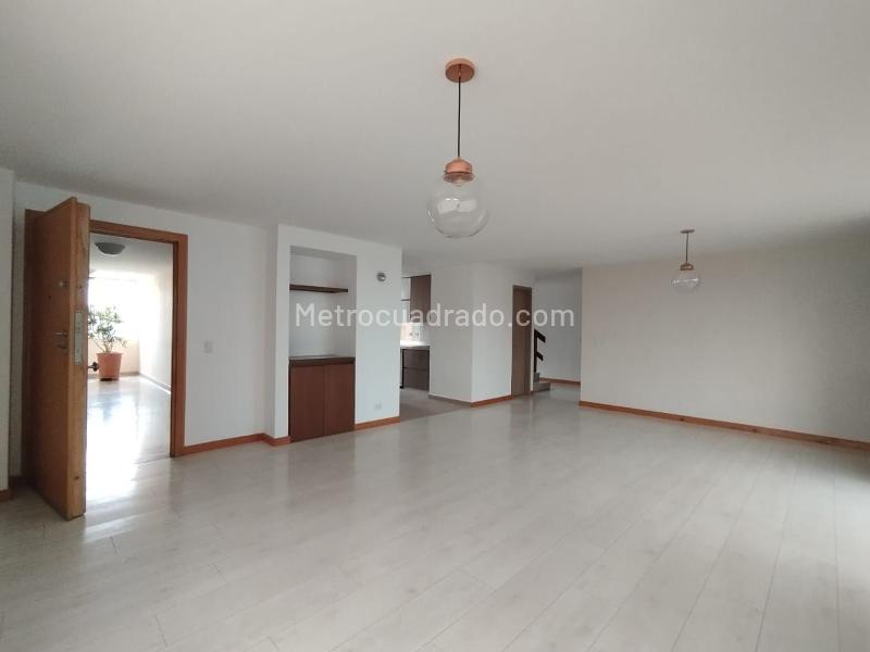 Apartamento de 4 Alcobas en Unidad Cerrada con Balcón en El Poblado - 3